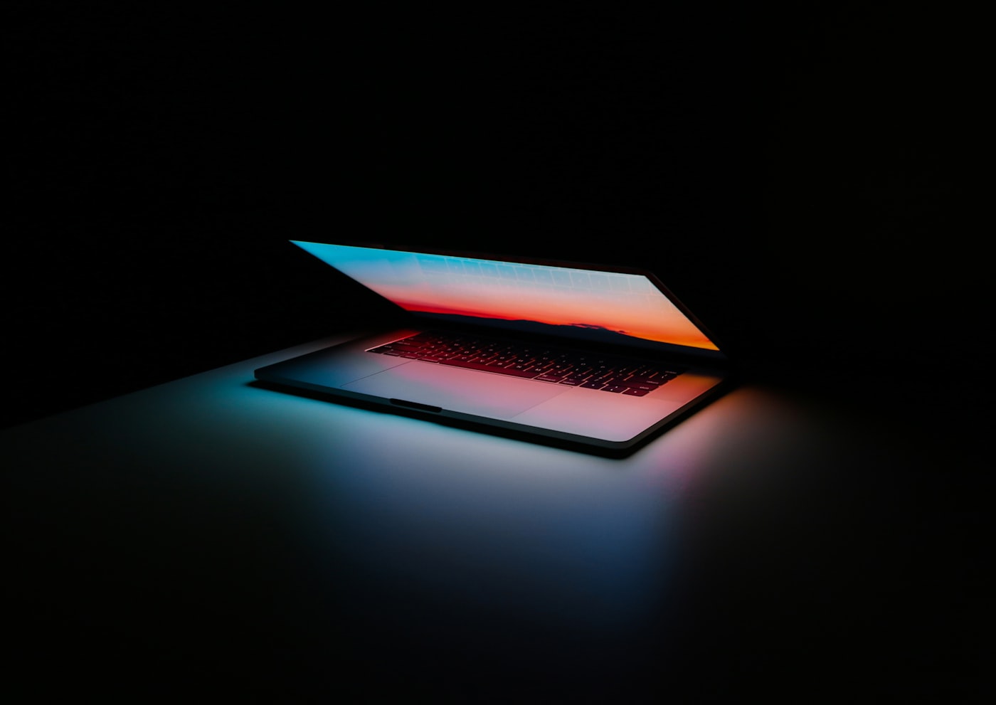 Schermo che si illumina di colori, metafora dell'AI