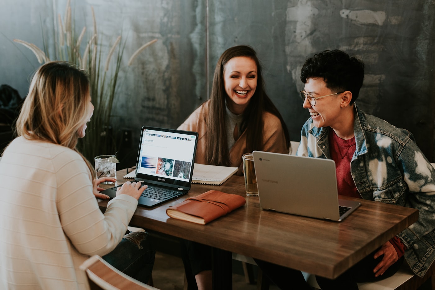 Persone che collaborano durante un workshop di formazione