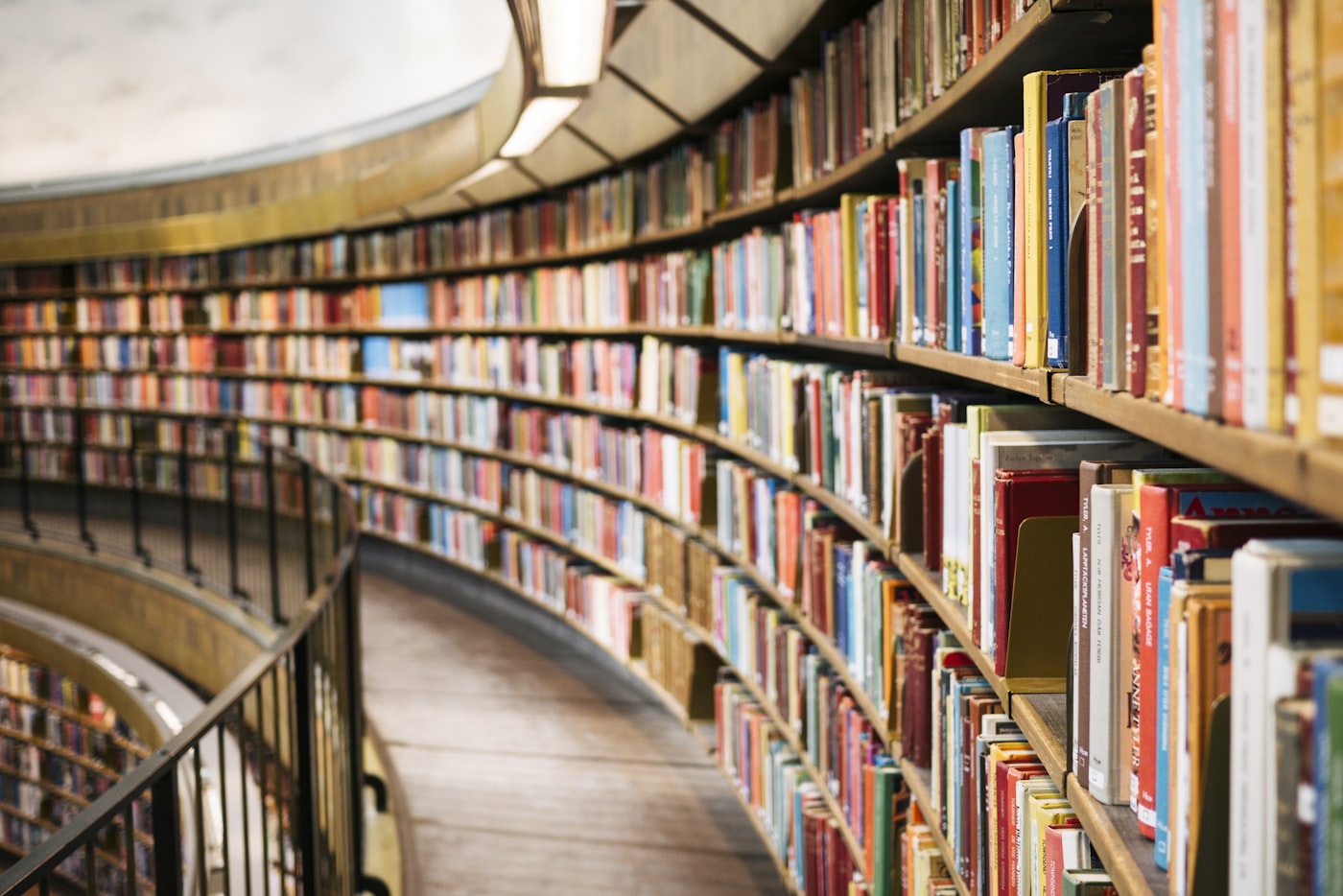 Scaffali di una biblioteca pieni di libri colorati